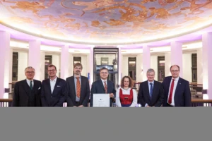 Group of people standing with the Hamberg prize
